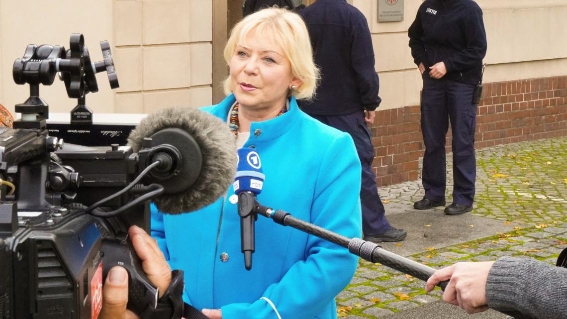 Landtagspräsidentin Prof. Dr. Ulrike Liedtke gibt ein Interview vor dem Verfassungsgericht. 