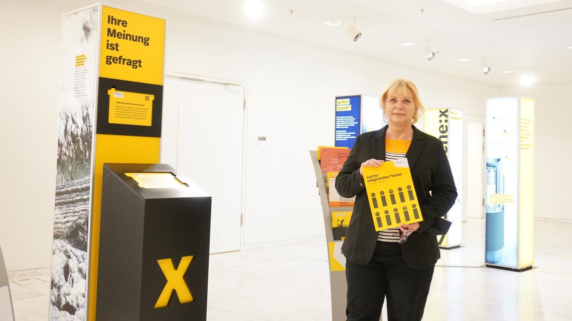 Landtagspräsidentin Prof. Dr. Ulrike Liedtke informiert sich über die Ausstellung „suche:x“