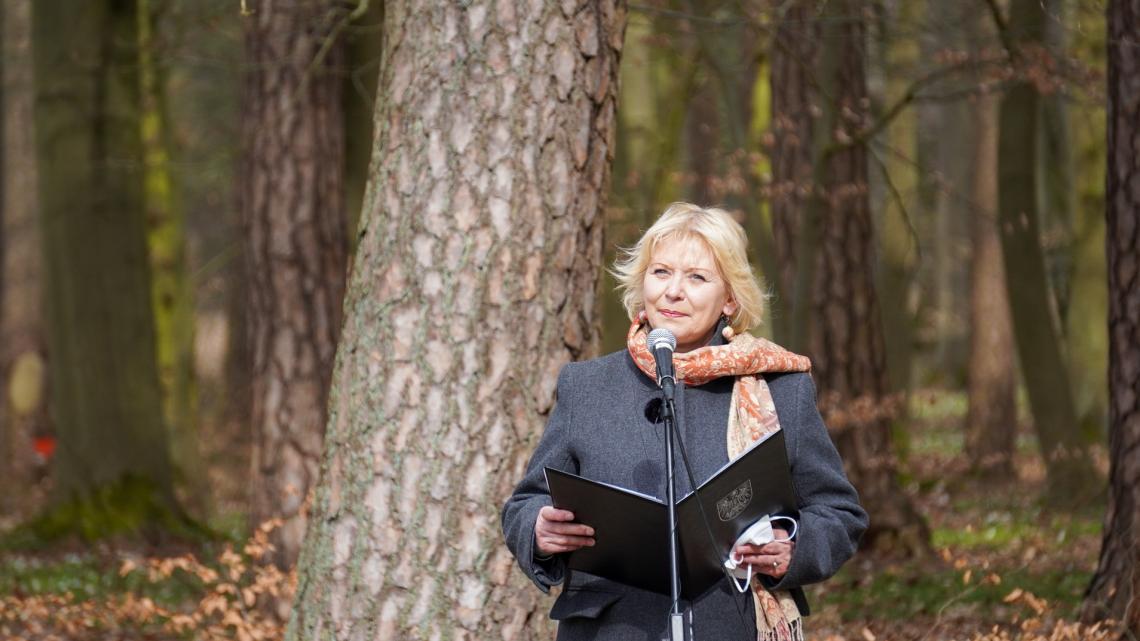 Landtagspräsidentin Prof. Dr. Ulrike Liedtke sprach ein Grußwort an der Gedenkstätte Todesmarsch im Belower Wald.