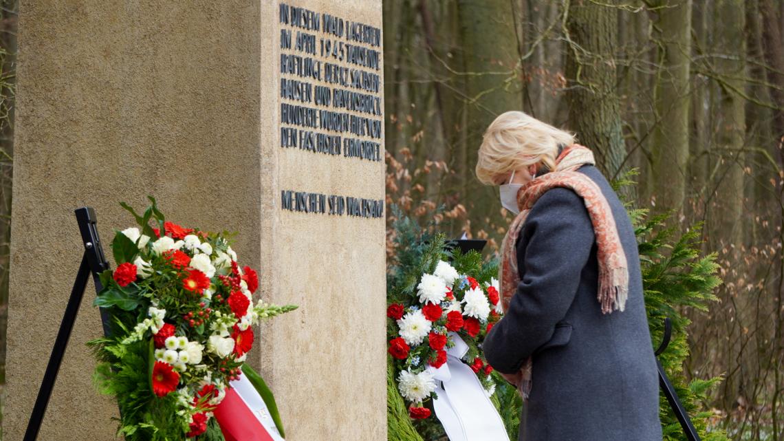 Landtagspräsidentin Prof. Dr. Ulrike Liedtke legte einen Kranz an der Gedenkstätte Todesmarsch im Belower Wald nieder.
