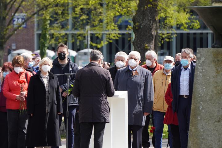 Landtagspräsidentin Prof. Dr. Liedtke (2. v. l.) nahm an der Gedenkveranstaltung der Landeshauptstadt Potsdam anlässlich des 76. Jahrestages der Befreiung vom Nationalsozialismus und des Endes des Zweiten Weltkrieges in Europa teil.