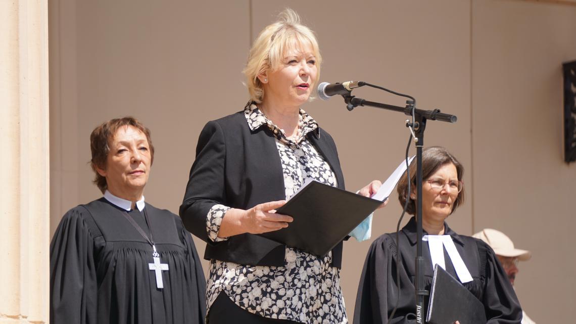 Landtagspräsidentin Prof. Dr. Ulrike Liedtke erinnerte auf den Treppenstufen zur Kirche daran, dass es diese am Tag der Befreiung, am 8. Mai 1945, nicht mehr gegeben habe – die Nikolaikirche war zerstört.