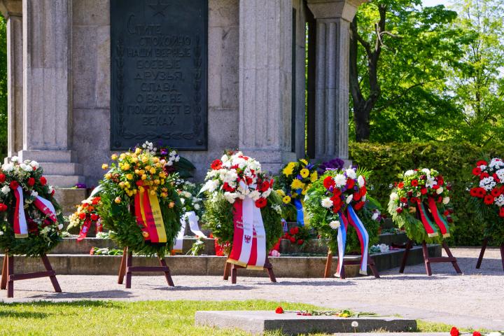 Stilles Gedenken zum 75. Jahrestag der Befreiung am Sowjetischen Ehrenmal auf dem Potsdamer Bassinplatz