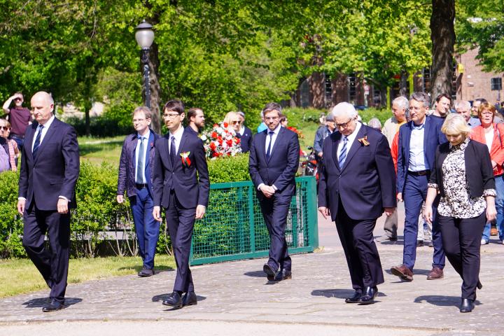 Landtagspräsidentin Prof. Dr. Ulrike Liedtke auf dem Weg zum Sowjetischen Ehrenmal mit dem russischen Botschafter S. E. Sergej J. Netschajew (1. Reihe, 2. v. r.), dem Botschafter der Republik Belarus S. E. Denis Sidorenko (1. Reihe, 3. v. r.), Ministerpräsident Dr. Dietmar Woidke (1. Reihe 4. v. r.), dem Vorsitzenden der Stadtverordnetenversammlung der Landeshauptstadt Potsdam Pete Heuer (2. Reihe, 1. v. r.) und dem Oberbürgermeister der Landeshauptstadt Potsdam Mike Schubert (2. Reihe, 2. v. r.)