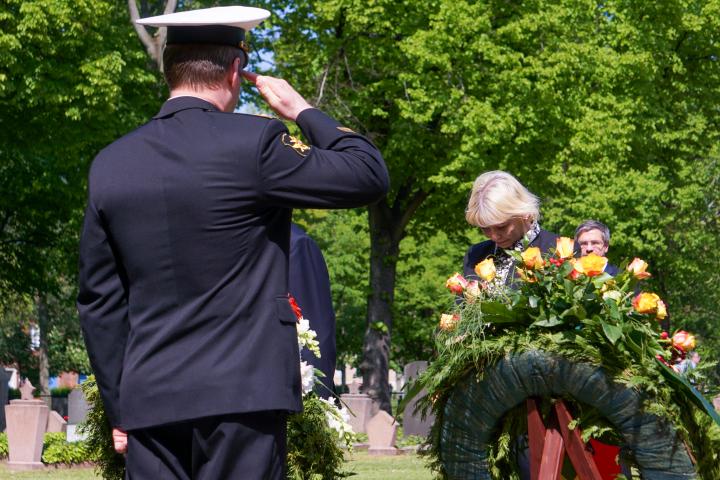 Landtagspräsidentin Prof. Dr. Ulrike Liedtke beim stillen Gedenken am Sowjetischen Ehrenmal auf dem Potsdamer Bassinplatz anlässlich des 75. Jahrestages der Befreiung 