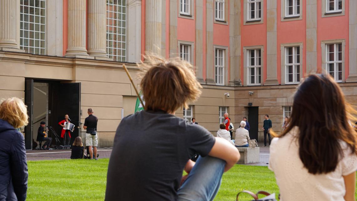 Impression aus dem Innenhof während der Veranstaltung „Kunst zur Zeit“ mit Scarlett O’ und Jürgen Ehle am 16.07.2020