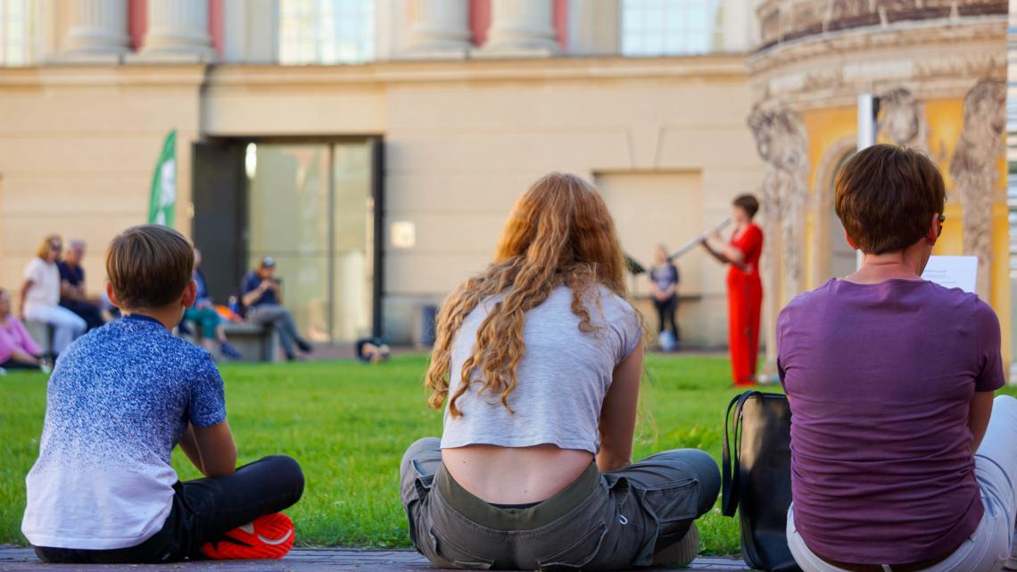 Impression aus dem Innenhof während der Veranstaltung „Kunst zur Zeit“ mit Marta Masini (Flöte) und Maria Martinez (Oboe) am 23. Juli 2020