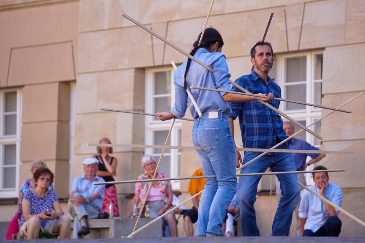 Profitänzer Daniel Abreu (Madrid) und Profitänzerin Carmen Fumero bei der Choreographie „Más o menos inquieto“