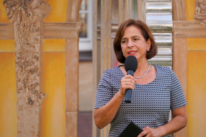 Vizepräsidentin Barbara Richstein begrüßt die Gäste zur siebten Veranstaltung „Kunst zur Zeit“ im Innenhof des Landtages.