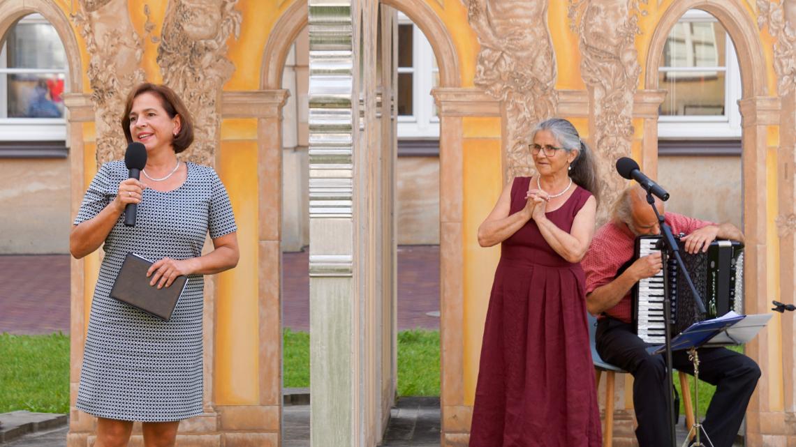 Vizepräsidentin Barbara Richstein (l.) begrüßt die Gäste zur siebenten Veranstaltung „Kunst zur Zeit“ im Innenhof des Landtages.