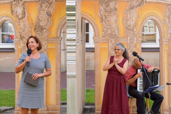 Vizepräsidentin Barbara Richstein (1. v. l.) begrüßt die Gäste zur siebten Veranstaltung „Kunst zur Zeit“ im Innenhof des Landtages.