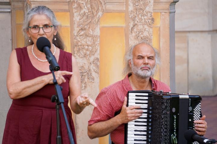 Künstlerin und Schauspielerin Chasan Jalda Rebling und Akkordeonvirtuose Tobias Morgenstern während ihres Auftritts