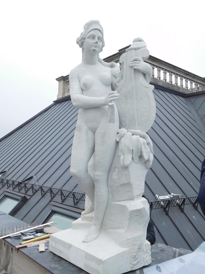 Die Skulptur der Erato (Liebesdichtung) ist seit dem 9. Dezember 2020 an der Südfassade des Landtagsgebäudes wieder zu sehen.