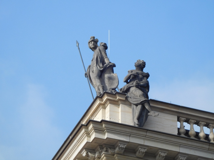 Die restaurierten Originalfiguren von Theseus und Ariadne, einem mythologischen Liebespaar, kehrten am 18. Juni 2019 an ihren ursprünglichen Platz zurück.