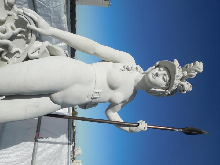 Die Statue der römischen Göttin Minerva (Beschützerin des Handwerks und Gewerbes sowie Hüterin der Weisheit) galt vor der Zerstörung des Stadtschlosses als „schönste Frau Potsdams“. Die nun aufgestellte Figur ist eine Kopie vom erhaltenen Original, aufgestellt am 7. Mai 2021.