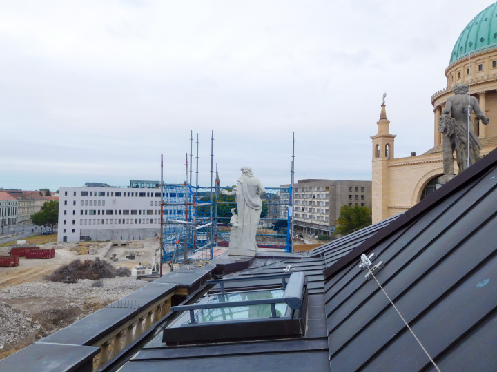 Die vollständig rekonstruierte Legendenfigur des Marcus Manlius Capitolinus mit der Gans nahm am 13. September 2018 an seinem ursprünglichen Standort auf dem Westflügel Platz.