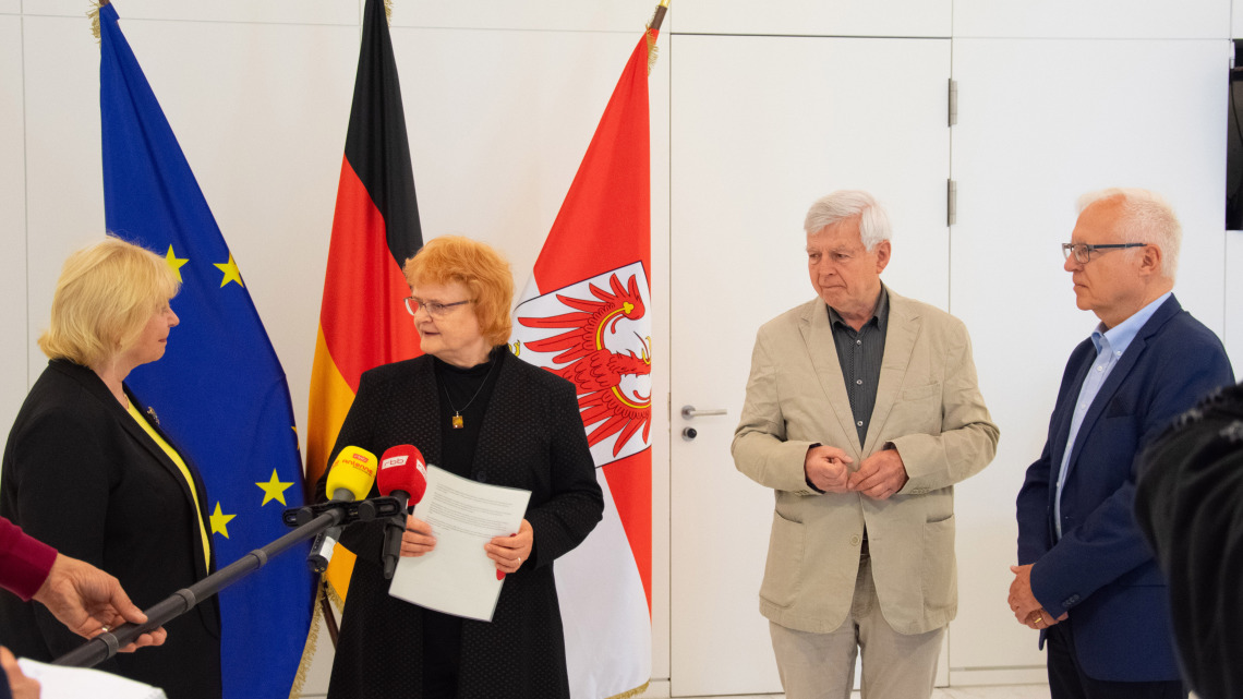 Die Landesaufarbeitungsbeauftragte Dr. Maria Nooke (2. v. l.) und die Kommissionsmitglieder Gilbert Furian (2. v. r.) und Rüdiger Sielaff (r.) übergaben den Abschlussbericht an Landtagspräsidentin Prof. Dr. Ulrike Liedtke (l.).