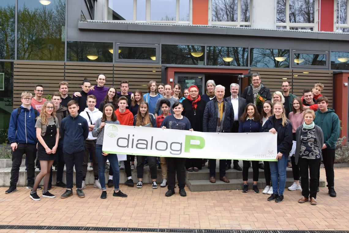 Gruppenfoto der Schülerinnen, Schüler und Abgeordneten zur Dialogveranstaltung am Evangelischen Gymnasium am Dom zu Brandenburg