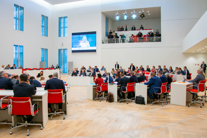 Blick in den Plenarsaal zu Beginn der 3. Sitzung des Landtages Brandenburg am 11.12.2024.