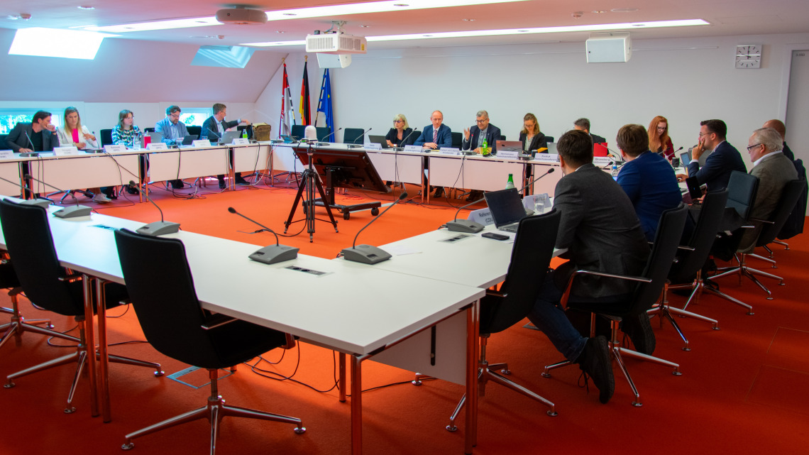 Blick in den Beratungsraum während der konstituierenden Sitzung der Enquete-Kommission 8/2
