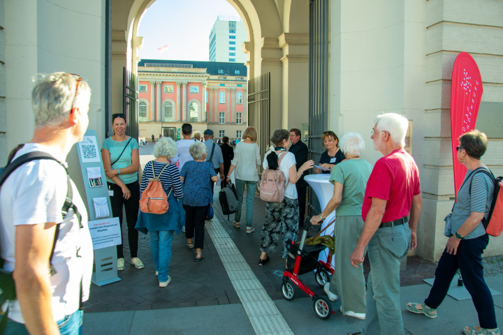 Eintreffen der Gäste zur fünften Veranstaltung „Kunst zur Zeit 2025“ im Innenhof des Landtages.