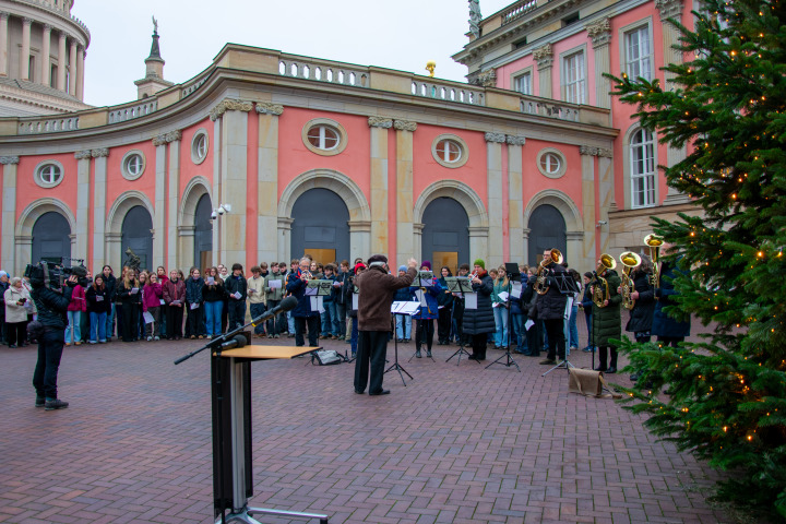 Der Potsdamer Posaunenchor eröffnet das Adventssingen mit einen Musikstück.