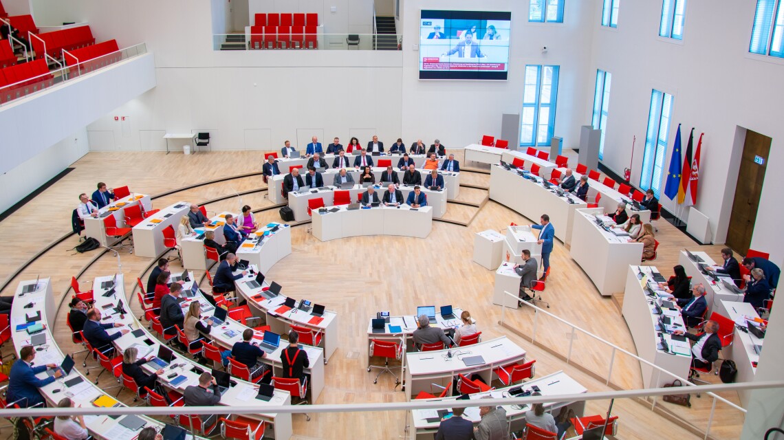 Blick in den Plenarsaal während der Debatte zur Einsetzung einer Enquete-Kommission „Finanzierung und Gestaltung des öffentlichen Personennahverkehrs in Brandenburg und die Entwicklung der Flughafenregion Brandenburg unter Berücksichtigung der Infrastruktur und des Umwelt- und Lärmschutzes“