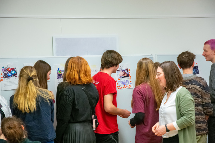 Verfassen eines fiktiven Social Media Posts mit Infos im Anschluss an die simulierte Pressekonferenz.