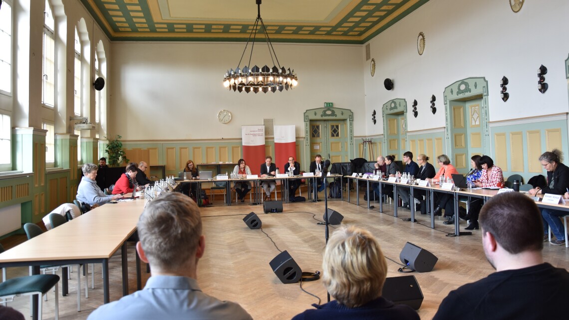 Blick in die Aula des Niedersorbischen Gymnasium in Cottbus während der Sitzung des Rates für die Angelegenheiten der Sorben/Wenden.