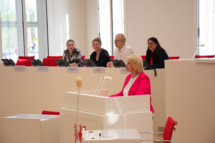 Landtagspräsidentin Prof. Dr. Ulrike Liedtke eröffnet mit einem Grußwort das 1. Parlamentarische Jugendforum