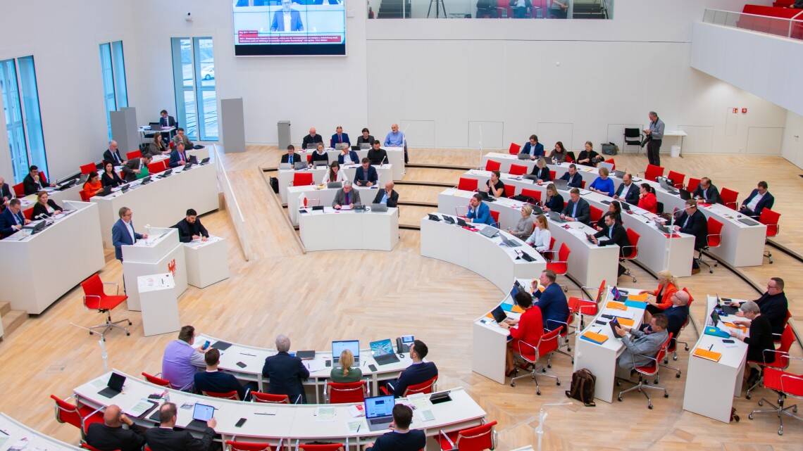 Blick in den Plenarsaal während der Debatte zur Einsetzung einer Enquete-Kommission „Lehren aus der Coronapandemie zur Analyse und Aufarbeitung staatlicher Maßnahmen sowie zur Stärkung der Krisenresilienz des Landes Brandenburg“