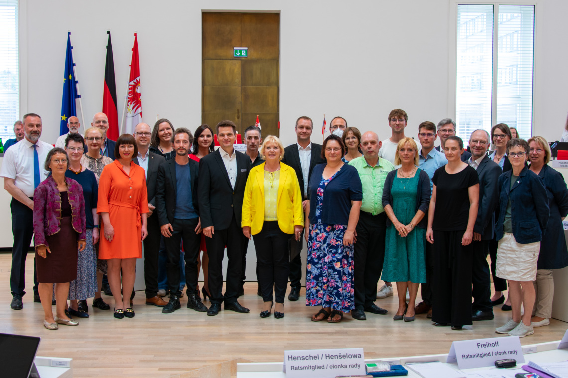 Gruppenfoto der Mitglieder des Rates für Angelegenheiten der Sorben/Wenden im Landtag Brandenburg und des Rates für sorbische Angelegenheiten des Freistaates Sachsen mit Landtagspräsidentin Prof. Dr. Ulrike Liedtke  