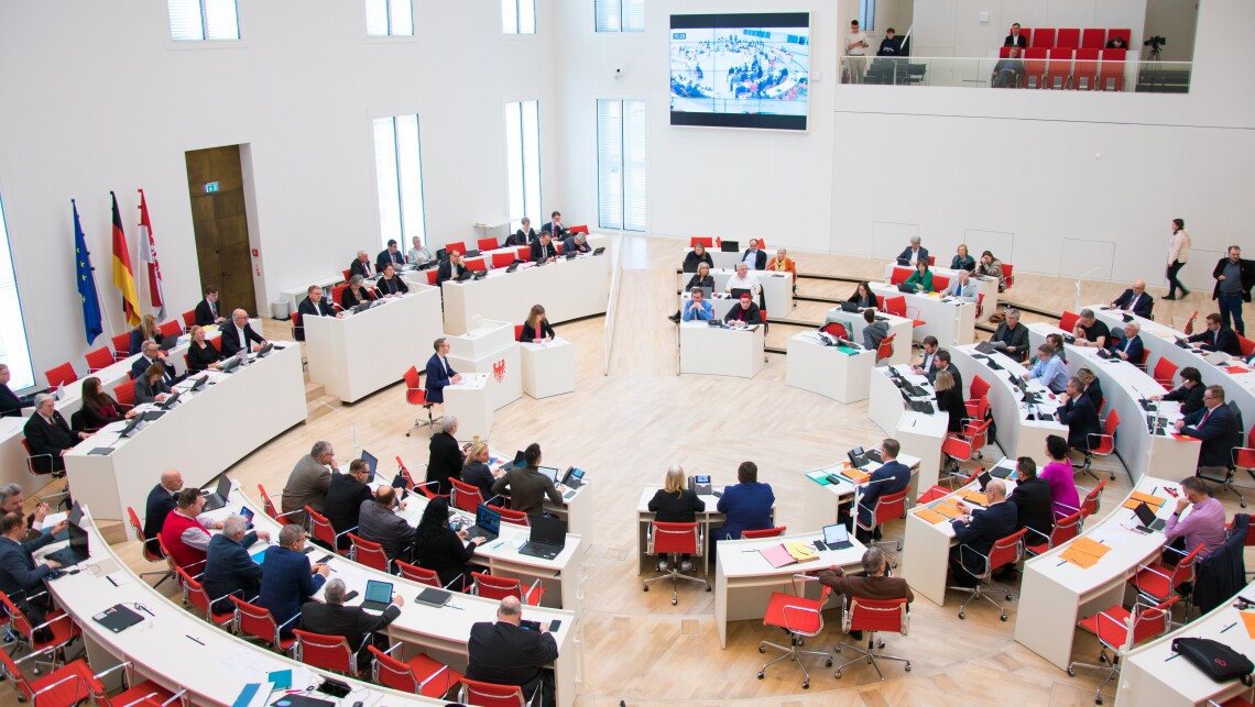 Blick in den Plenarsaal während der Abstimmung zum Nachtragshaushalt in der 102. Sitzung des Landtages Brandenburg.
