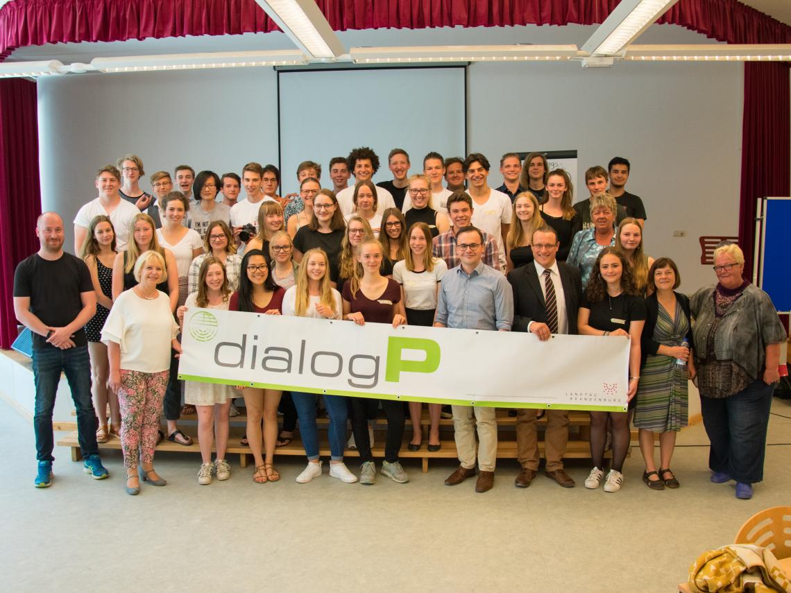 Gruppenfoto der Schülerinnen, Schüler und Abgeordneten zur Dialogveranstaltung am Karl-Friedrich-Schinkel-Gymnasium Neuruppin