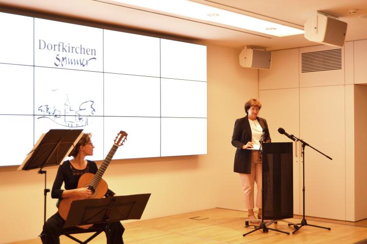 Landtagspräsidentin Britta Stark eröffnet die Ausstellung "Dorfkirchensommer in Brandenburg"