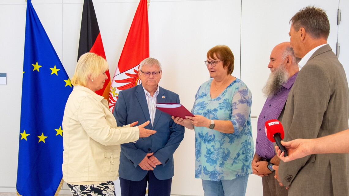 Landtagspräsidentin Prof. Dr. Ulrike Liedtke (l.) hat heute gemeinsam mit dem Vorsitzenden des Petitionsausschusses, Udo Wernitz (r.), eine Petition von Vertreterinnen und Vertretern der Gewerkschaft für Erziehung und Wissenschaft (GEW) sowie der Lehrerverbände entgegengenommen.