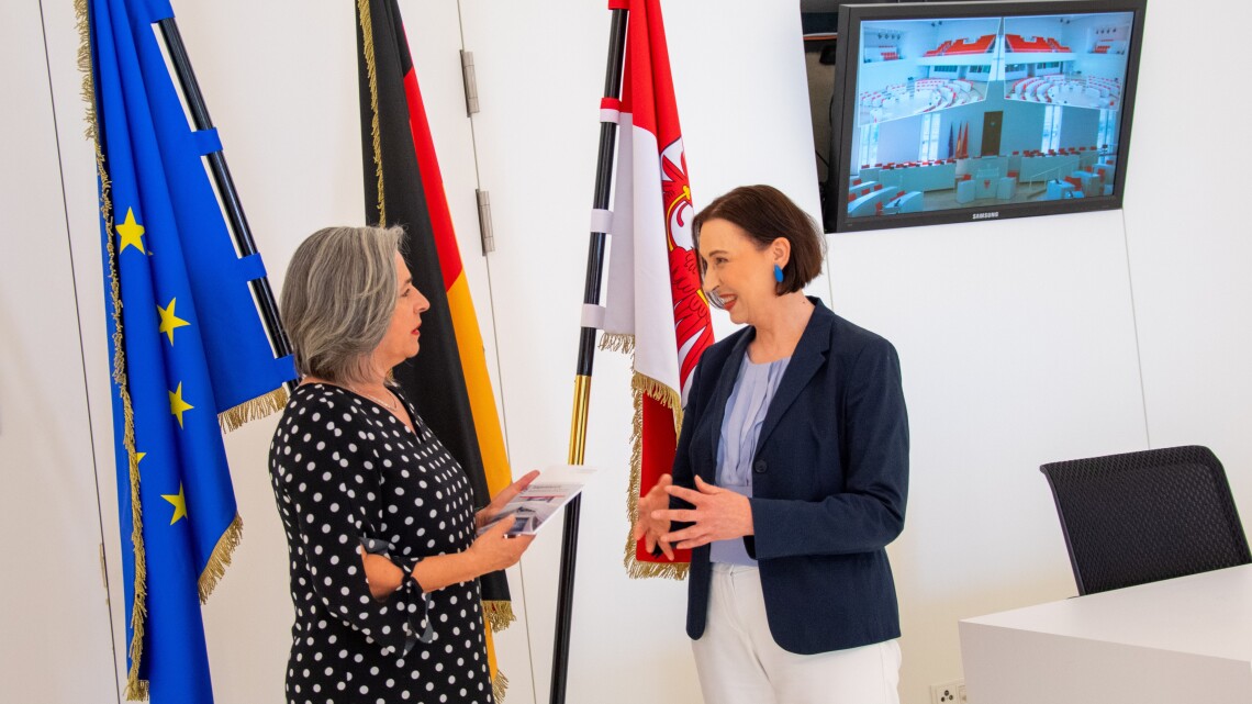 Vizepräsidentin Barbara Richstein (l.) hat den Tätigkeitsbericht zur Akteneinsicht für die Jahre 2022 und 2023 von der Landesbeauftragten für den Datenschutz und für das Recht auf Akteneinsicht, Dagmar Hartge (r.), entgegengenommen.
