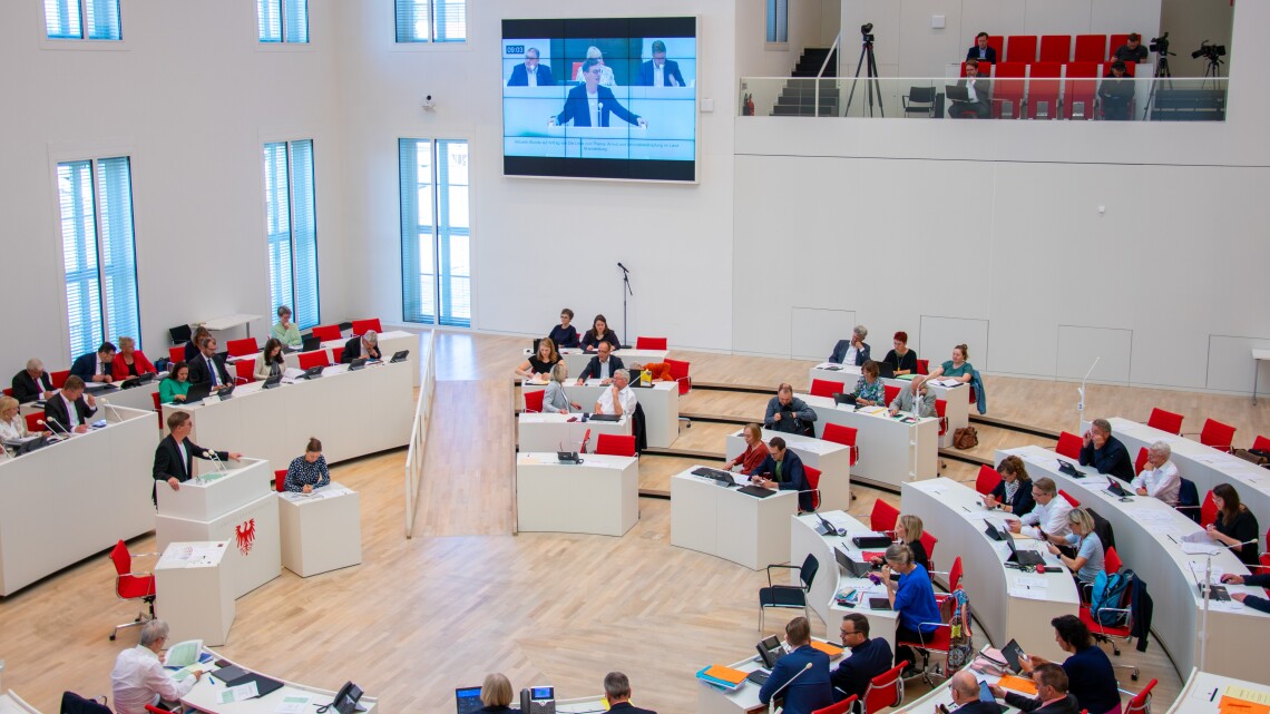 Blick in den Plenarsaal während der Aktuellen Stunde auf Antrag der Fraktion Die Linke am 20.06.2024