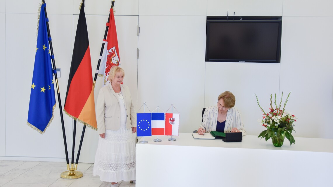 Eintrag ins Gästebuch des Landtages: Landtagspräsidentin Prof. Dr. Ulrike Liedtke (l.) und die französische Botschafterin I. E. Anne-Marie Descôtes (r.)