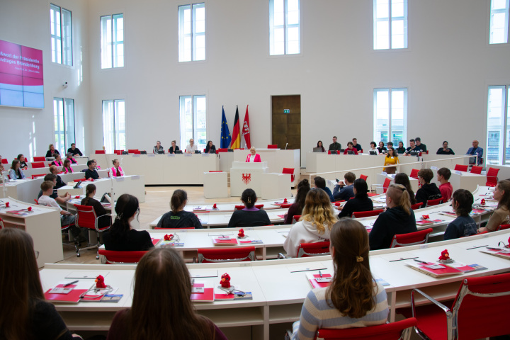 Landtagspräsidentin Prof. Dr. Ulrike Liedtke begrüßt die Teilnehmenden zum 1. Parlamentarischen Jugendforum.