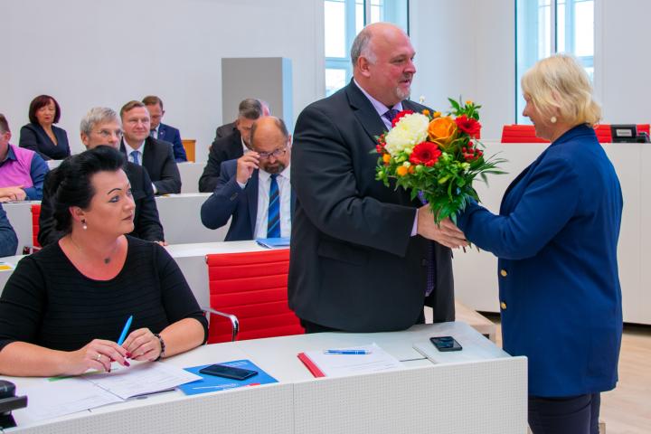 Landtagspräsidentin Prof. Dr. Ulrike Liedtke gratuliert Andreas Galau zu seiner Wahl als Vizepräsident des Landtages Brandenburg