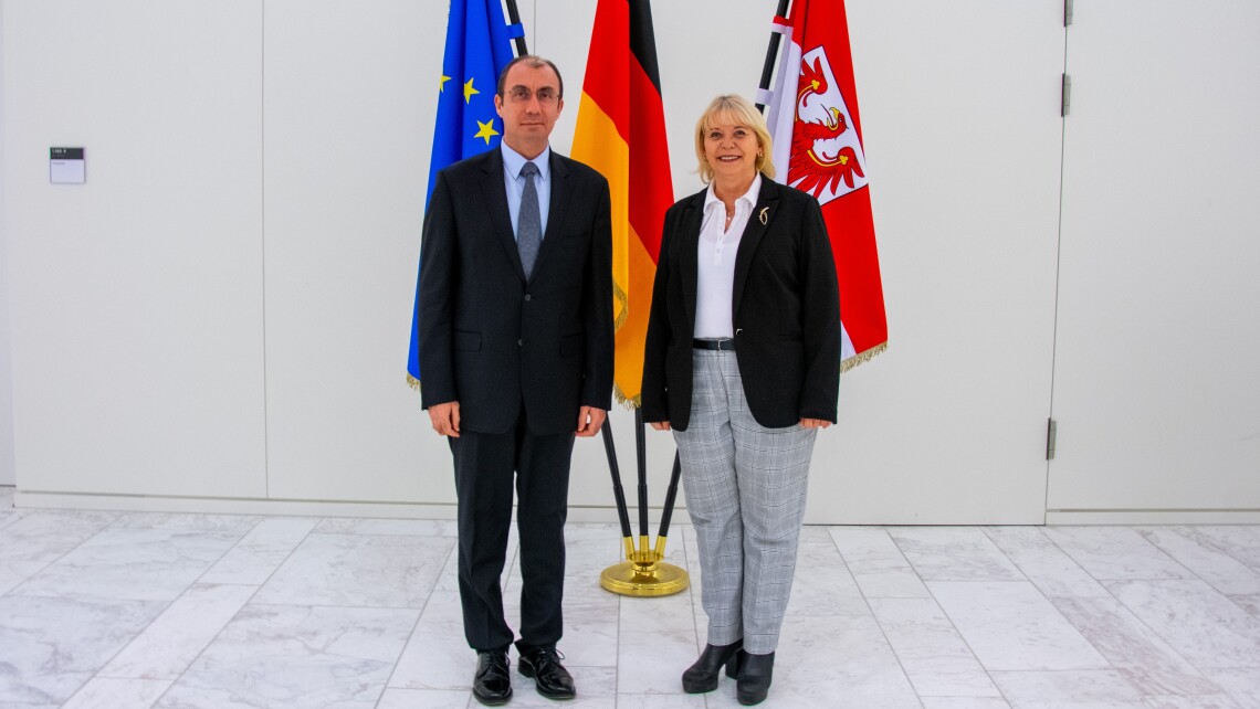 Generalkonsul der Republik Türkei in Berlin, İlker Okan Şanlı (l.) und Landtagspräsidentin Prof. Dr. Ulrike Liedtke (r.)