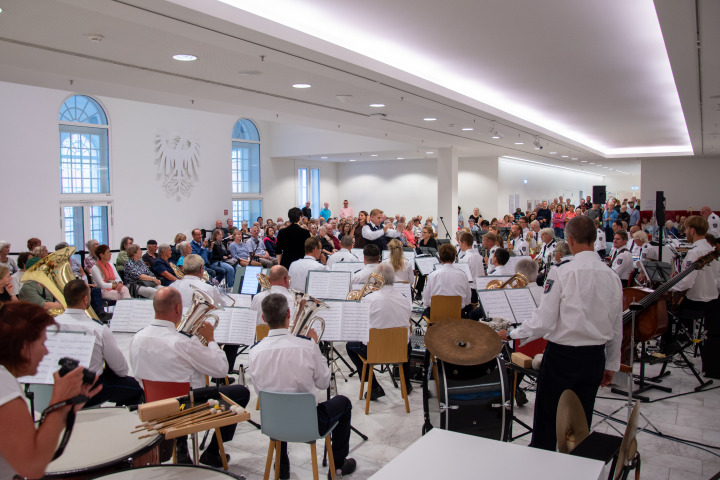 Impression der sechsten Veranstaltung „Kunst zur Zeit 2025“ im Landtag.