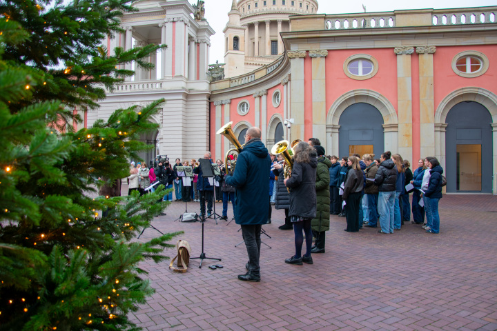 Impression des Adventssingens im Innenhof des Landtages