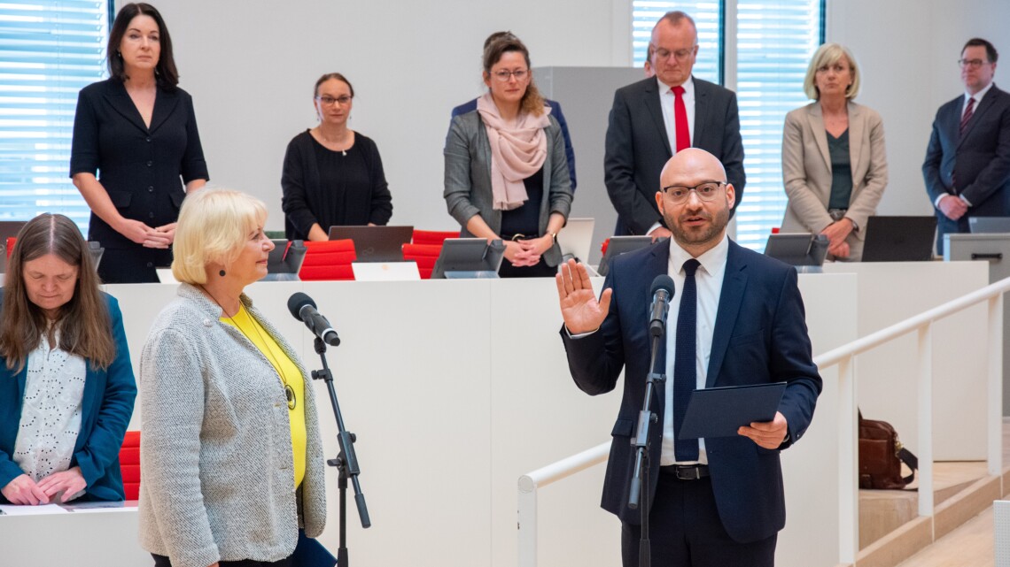 Landtagspräsidentin Prof. Dr. Ulrike Liedtke (l.) vereidigt den neuen Minister des Innern und für Kommunales René Wilke (r.) vor dem Plenum.