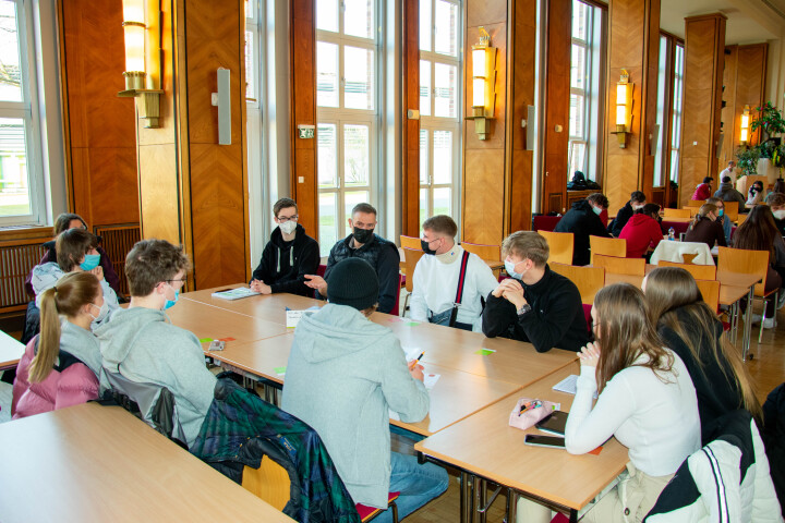Der Abgeordnete André Schaller (2. v. l.), CDU-Fraktion im Gespräch mit Schülerinnen und Schülern