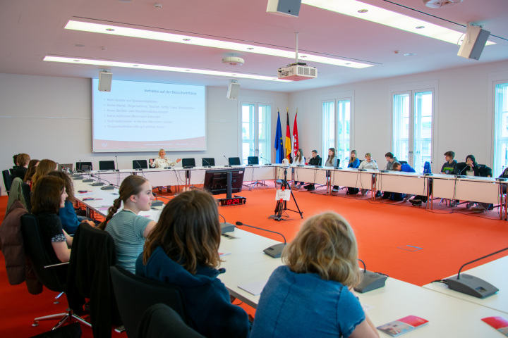 Landtagspräsidentin Prof. Dr. Ulrike Liedtke im Gespräch mit den Schülerinnen und Schülern