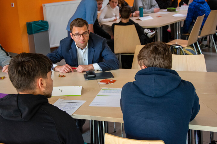 Abgeordneter Erik Stohn (SPD-Fraktion) im Gespräch mit Schülerinnen und Schülern