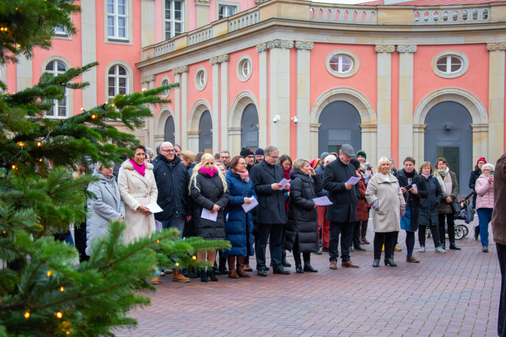 Impression des Adventssingens im Innenhof des Landtages