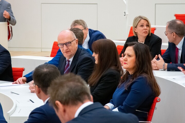 Dr. Dietmar Woidke (l.) vor der Wahl des Ministerpräsidenten im Plenum